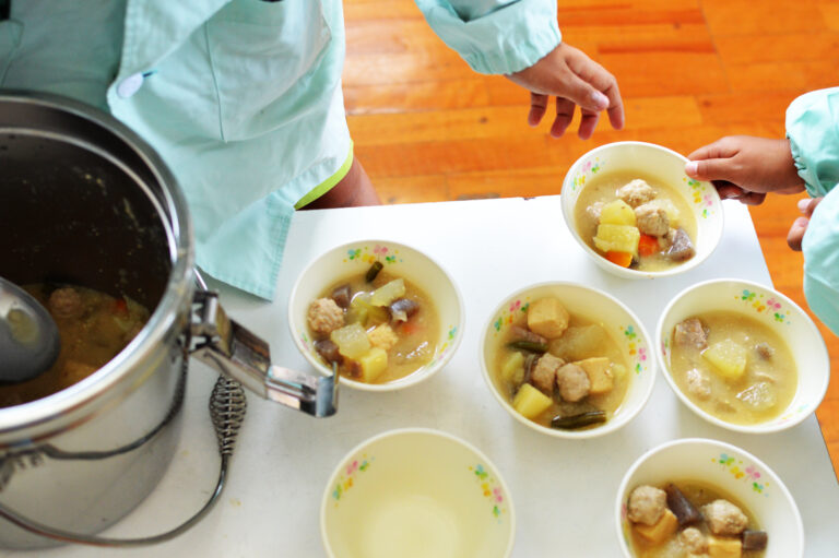 「じゃがいものおうち」のじゃがいもが、小学校の給食に登場！