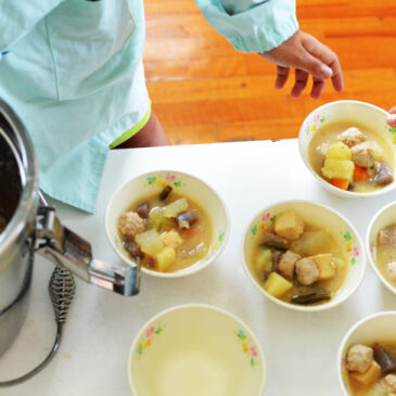 「じゃがいものおうち」のじゃがいもが、小学校の給食に登場！